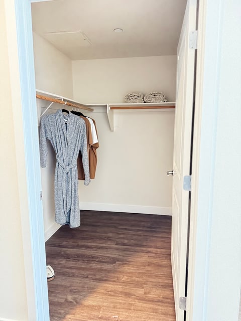 24_Closet