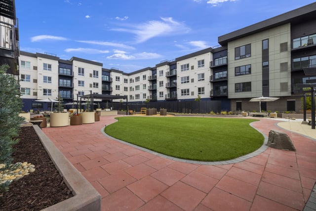 Bellara_Senior_Living_Courtyard_1_1536x1025