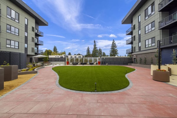 Bellara_Senior_Living_Courtyard_2_1536x1025-1