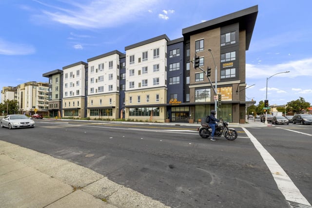 Bellara_Senior_Living_Front_Enterance_1_1536x1025