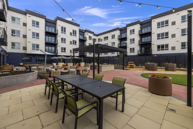 Bellara_Senior_Living_Patio_1_1536x1025