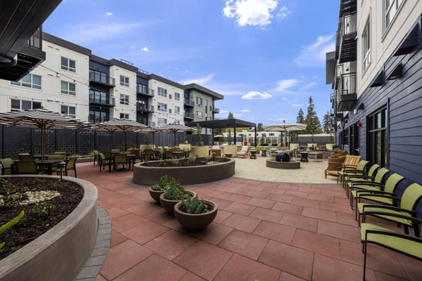 Bellara_Senior_Living_Patio_2_1536x1025-1