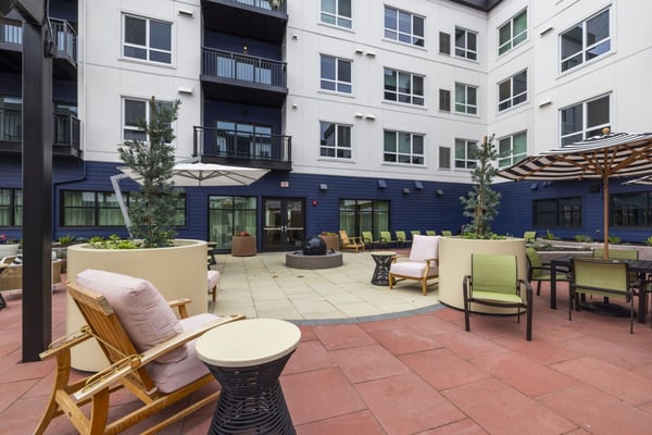Bellara_Senior_Living_Patio_3_1536x1025-1