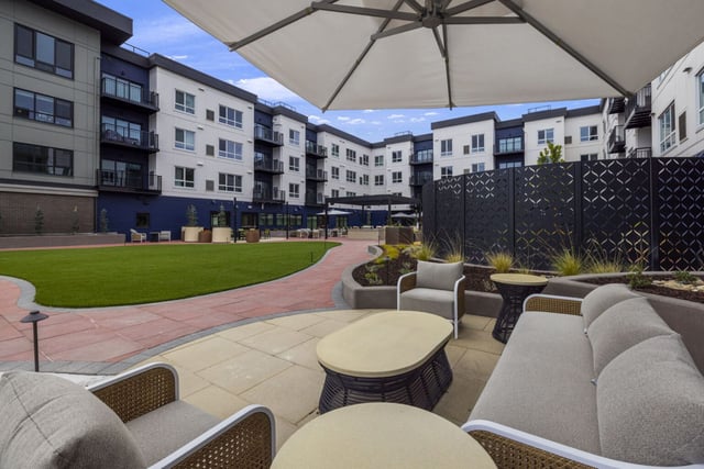 Bellara_Senior_Living_Patio_5_1536x1025